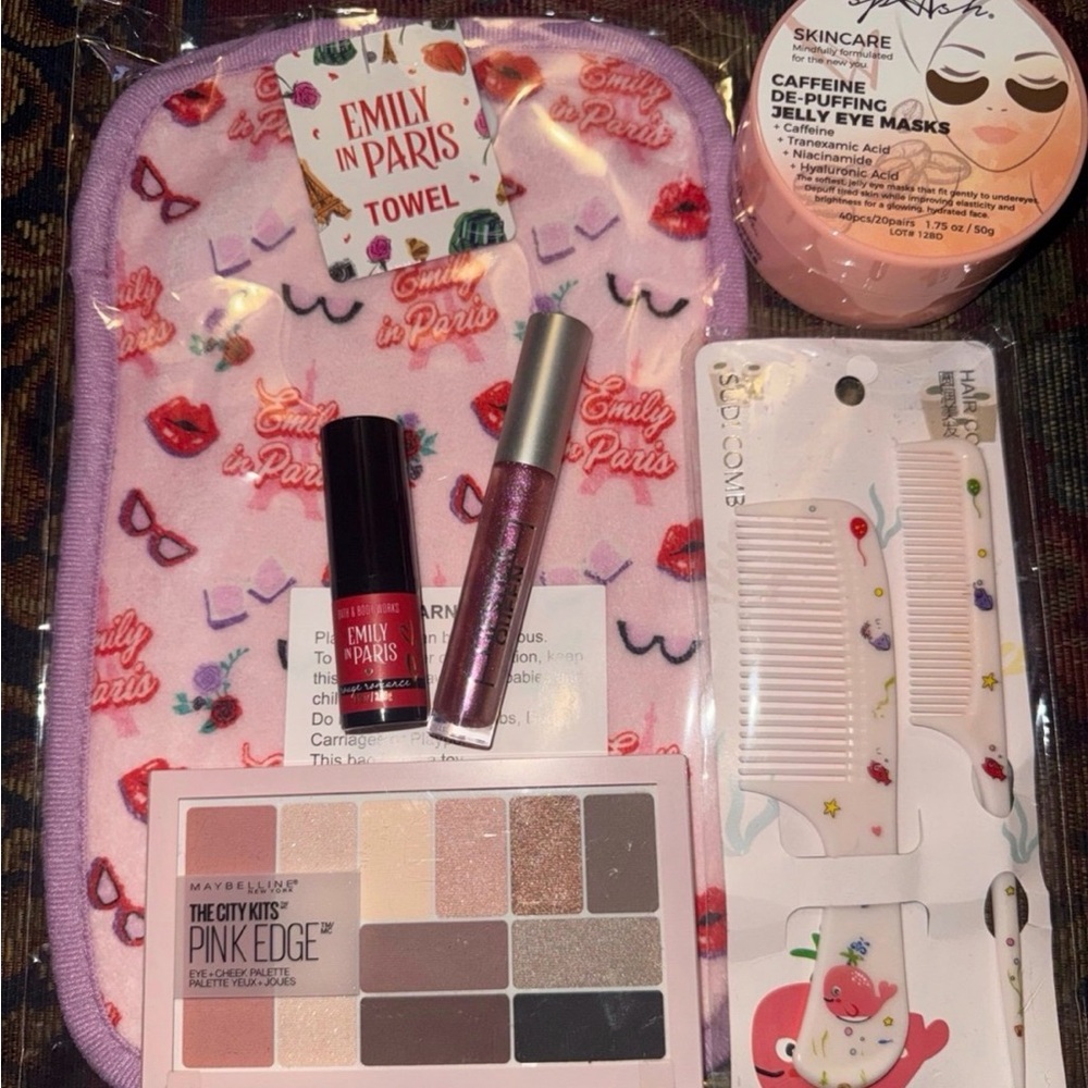 Emily in Paris 7pc Makeup Set with Eye Masks